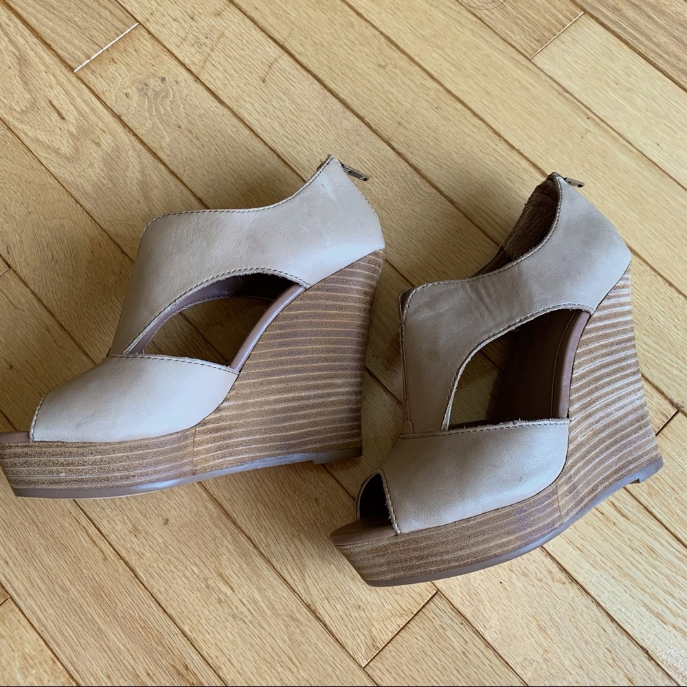 NWOT Leather Le Château Wedge Sandals